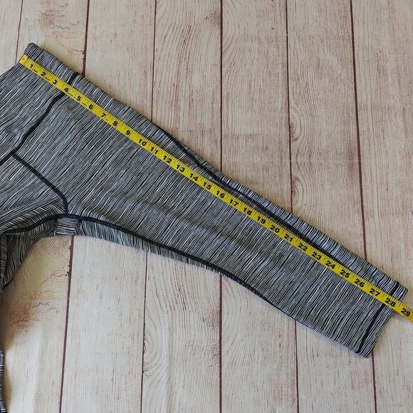 Athleta Ultimate Linear Lines Capri sz S - Picture 9 of 12